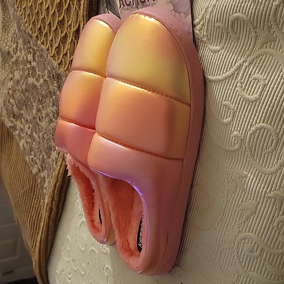 New Kensie Beautiful Slippers Size 9 - Picture 2 of 12